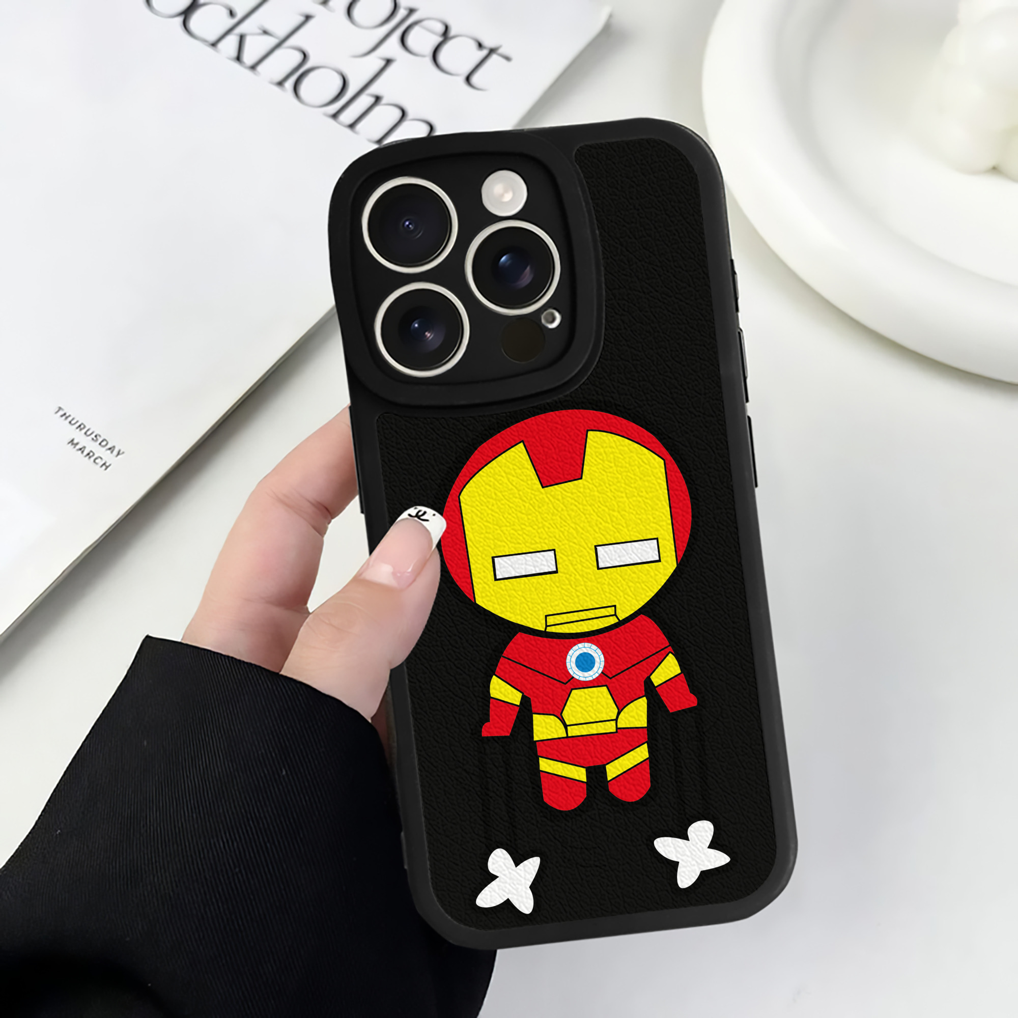 （画像用） アベンジャーズ The Avengers 【iPhone 16シリーズ対応】シリコンスマホケース（レザー調） 材質：シリコン